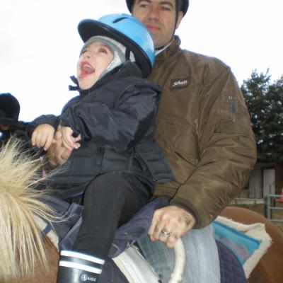 Dylan fait du cheval.