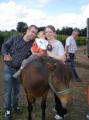 Dylan sur le poney entouré de papa et maman.